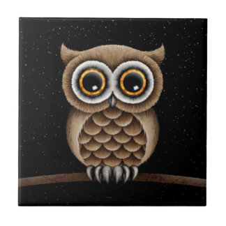 Carreau Hibou Brown pelucheux mignon sur une branche avec