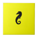 Carreau Hippocampe de Glow_Black-on-Yellow d'océan<br><div class="desc">Ajoutez un peu du vibe sous-marin à votre décor à la maison avec notre attirant, lueur d'océan, icônes maritimes, la tuile collectable art. d'hippocampe Noir-sur-Jaune. Pour un cadeau ou un souvenir mémorable, accessoirisez votre belle tuile avec des cadres ou des boîtes-cadeau de trépied. Si vous vous sentez créatifs, vous pouvez...</div>