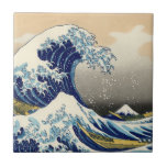 Carreau Hokusai la grande tuile de vague<br><div class="desc">Hokusai la grande tuile de vague. Copie japonaise de bois de graveur à partir de 1830-1833. Une des illustrations japonaises les plus célèbres dans le monde, vague de Hokusai la grande outre de Kanagawa est la première entrée dans ses trente-six vues du mont Fuji. La montagne elle-même peut être vue...</div>