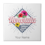 Carreau Honolulu City Hawaii États-Unis Vintage USA<br><div class="desc">Honolulu à Hawaii, capitale de l'Amérique, souvenir floral vintage. Honolulu ville rétro drapeau américain design pour voyager aux États-Unis et vacances Hawaii. Honolulu avec fleur pour les vacances aux USA. Capitale Honolulu aux Etats-Unis avec des fleurs drapeau américain souvenir vintage pour les vacances à Hawaii. Honolulu avec fleur rétro aux...</div>