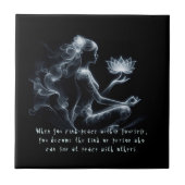 Carreau Instructeur de Yoga Méditation Lotus Pose Lumineus (Devant)