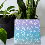 Carreau Iridescente Pastel Purple Turquoise Ombre élégant<br><div class="desc">Elégant design de carreaux décoratifs avec des ornements blancs sur un arrière - plan irisé pastel violet à dégradé turquoise.</div>