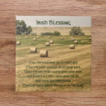 Carreau Irish Blessing Hay Bales in a Field<br><div class="desc">Carrelage en céramique avec une bénédiction irlandaise traditionnelle imprimée en écriture verte et stylisée avec l'image d'un champ de ferme plein de balles de foin. Sélectionnez votre taille de tuile. Fait un cadeau réfléchi pour la famille et les amis.</div>