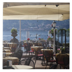 Carreau Italie, province de Côme, Bellagio. Café au bord d