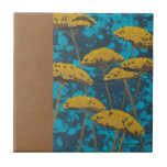 Carreau Jardin Golden Yarrow avec Arrière - plan bleu<br><div class="desc">Des fleurs en fil d'or ponctuent cette belle scène de jardin. L'arrière - plan bleu arbore également une touche de feuilles éparpillés un peu partout. C’est comme regarder une photo de Magic Eye,  sauf beaucoup plus amusant!</div>