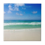 Carreau Jolie photo océanique Blue Island Home<br><div class="desc">Une belle photo de plage prise dans la destination de vacances idéale de Destin,  Floride. Les magnifiques eaux vertes de Sandestin se lavent jusqu'au bord de mer sablonneux sous un ciel bleu serein pour faire la photo de vacances parfaite tuile pittoresque. Un joli complément à votre séjour sur l'île.</div>