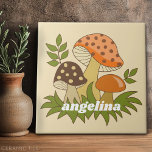 Carreau Joyeux champignons avec nom personnalisé<br><div class="desc">Un design amusant avec des champignons funky. Un design à revers avec des teintes vert avocat,  marron et orange.</div>