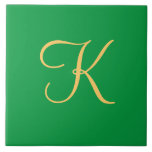 Carreau K initial de couleur or sur arrière - plan vert so<br><div class="desc">K initial de couleur or sur vert solide</div>