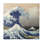 Carreau La Grande Vague au large de Kanagawa Hokusai<br><div class="desc">La Grande Vague au large de Kanagawa par Hokusai. Beau chef-d'oeuvre d'une Grande Vague, l'une des peintures les plus célèbres de l'art fin de tous les temps. Disponible sur de nombreuses idées cadeaux de haute qualité et des vêtements artistiques.</div>
