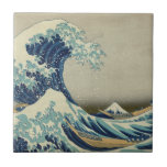 Carreau La grande vague outre de Kanagawa<br><div class="desc">La grande tuile de vague. La grande vague outre de Kanagawa, également connu sous le nom de la grande vague ou simplement la vague, est une copie de bois de graveur par l'artiste japonais Katsushika Hokusai. Exemple d'art d'ukiyo-e, elle a été éditée un jour ou l'autre entre 1830 et 1833...</div>
