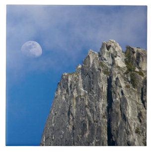 Carreau La lune se lève et brille à travers les nuages