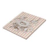 Carreau La Petite Famille sur arrière - plan rose et crème (Côté)