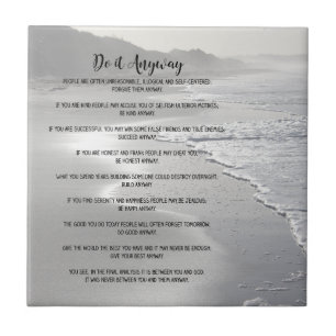 Carreau La plage brumeuse d'océan le font de toute façon