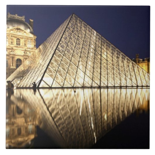 Carreau La vue nocturne de la Pyramide de verre du Musée d (Devant)