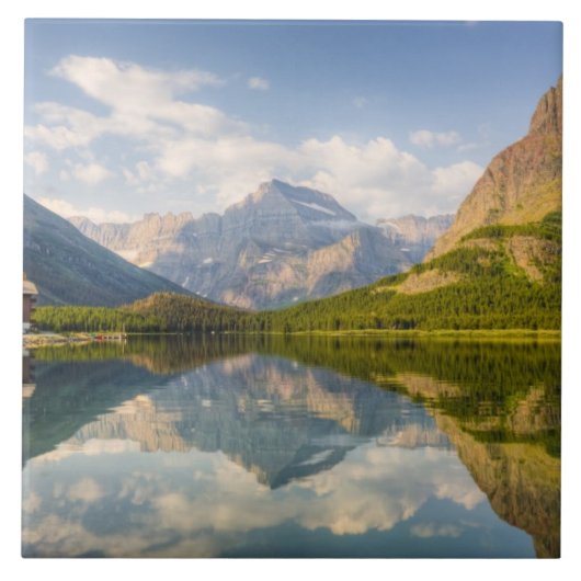 Carreau Lac Swiftcurrent avec l'hôtel Many Glacier et (Devant)
