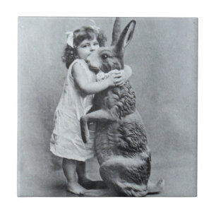 Carreau Lapin victorien de fille de carte postale antique