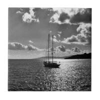 Le ciel dramatique Cool au-dessus du yacht en mer