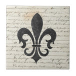 Carreau Le cru accentue le français Ephemera Fleur De Lis<br><div class="desc">Fleur De Lis contre un éphémère français vintage conçoivent. Perfectionnez pour des accents intérieurs de mur de tuile, backsplashes, bordures de cheminée, salle de bains et versez des murs, des cuisines et des projets de métier. Non destiné à l'utilisation extérieure. Suggestion : Commandez une tuile pour passer en revue avant...</div>