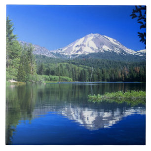 Carreau Le mont Lassen s'élève au-dessus du lac Manzanita