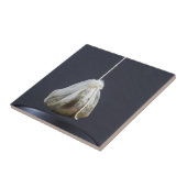 Carreau Le sac de thé est suspendu dans une tasse (Côté)