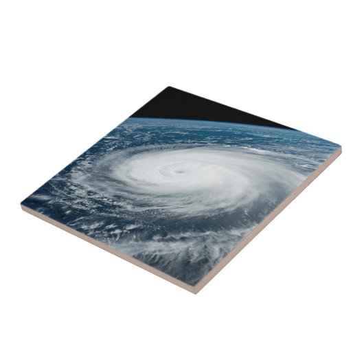 Carreau Le typhon Hinnamnor. (Côté)