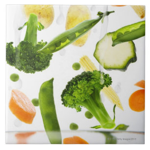 Carreau Légumes frais avec de l'eau tombant dans une