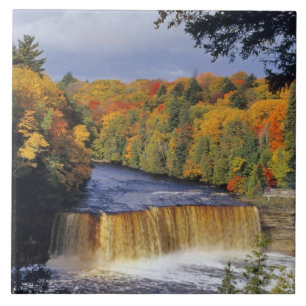 Carreau Les chutes Upper Tahquamenon dans l'UGB au Michiga