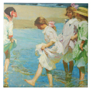 Carreau Les filles marchent dans l'eau au bord de la mer