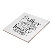 Carreau Les mères tiennent la main de leurs enfants pendan (Côté)