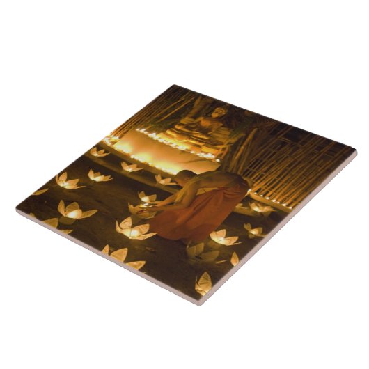 Carreau Les moines allument des bougies et des lanternes d (Côté)