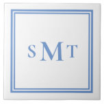 Carreau LETTRE BLEUE ET BLANCHE TROIS LETTRE MONogramme<br><div class="desc">Créez votre propre tuile décorative en monogramme bleu et blanc de trois lettres. Simple à personnaliser avec des initiales personnalisées dans une élégante typographie minimaliste.</div>