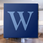 Carreau LETTRE INITIALE Bleu Fleur | Sapphire Blue<br><div class="desc">LETTRE INITIALE Bleu Fleur | Sapphire bleu couleur solide. Vous pouvez choisir d'ajouter votre initiale ou l'initiale d'un être cher. Qu'il s'agisse d'un cadeau sincère pour quelqu'un qui vous est cher ou d'un régal personnel, vous avez le choix. Vous pouvez également supprimer la personnalisation et profiter du design élégant et...</div>