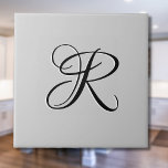 Carreau LETTRE INITIALE Calligraphie 3D Noire | Pastel Gre<br><div class="desc">LETTRE INITIALE Calligraphie 3D Noire | Pastel Grey. Vous pouvez choisir d'ajouter votre initiale ou l'initiale d'un être cher. Qu'il s'agisse d'un cadeau sincère pour quelqu'un qui vous est cher ou d'un régal personnel, vous avez le choix. Vous pouvez également supprimer la personnalisation et profiter du design élégant et minimal...</div>