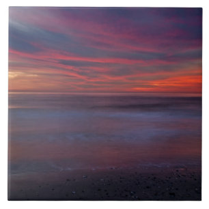 Carreau Lever du soleil de couleur violette sur le rivage