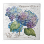 Carreau L'hortensia fleurit monogramme<br><div class="desc">Le bel art floral sur cette tuile comporte les hortensias de floraison aux nuances délicieuses de rose au bleu à la lavande,  avec un recouvrement en bois de texture de conseil et une initiale de monogramme pour que vous personnalisiez.</div>