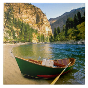 Carreau L'IDAHO, bateau de pêche sur une plage sablonneus