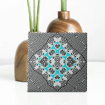 Carreau Lignes géométriques Turquoise Blanc Noir<br><div class="desc">Ce carrelage en céramique présente un mélange captivant d'esthétique moderne et intemporelle. L'arrière - plan dispose d'un motif dynamique qui rappelle les rayures zébrées, avec alternance des lignes noir et blanc de différentes épaisseurs. Cela crée une toile de fond visuellement frappante pour le motif géométrique symétrique au centre de la...</div>