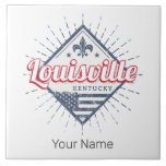 Carreau Louisville City Kentucky États-Unis Vintage USA<br><div class="desc">Louisville dans le Kentucky, ville en Amérique, vintages lis design souvenir. Conception du drapeau américain de la ville rétro de Louisville pour un voyage aux États-Unis et au Kentucky ou des vacances dans le Comté. Louisville avec lys pour les vacances aux USA. Louisville Ville des États-Unis avec le drapeau américain...</div>