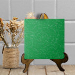 Carreau Luminaire vert crénelé Simple Texture moderne<br><div class="desc">Ce carrelage en céramique à l'allure de glaçure craquelée a un faux craquelé sur un arrière - plan vert crayon primaire brillant. Il ressemble à une pièce artisanale texturée avec un aspect décoratif mais simple et neutre. Parfait comme un accent sur lui-même ou combiné avec d'autres motifs de tuiles dans...</div>