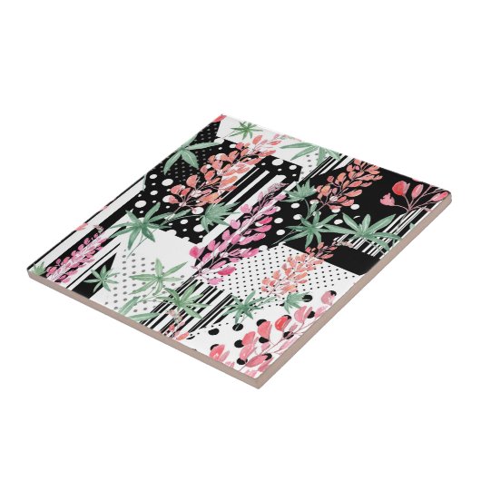 Carreau Lupines sur un patchwork arrière - plan noir et bl (Côté)