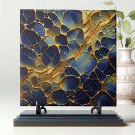 Carreau Luxueux Deep Navy Blue Gold Abstrait Organic<br><div class="desc">Cette mosaïque décorative captivante en céramique présente un design abstrait qui rappelle les structures cellulaires organiques ou les motifs complexes que l'on trouve dans la nature. Les formes imbriquées ressemblent à des sections croisées de cellules plantes ou de nid d'abeille, passant du bleu marine profond aux teintes dorées. Les contours...</div>