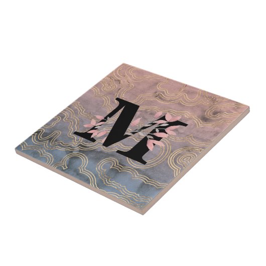 Carreau M Monogramme avec vaporisateurs floraux roses sur  (Côté)