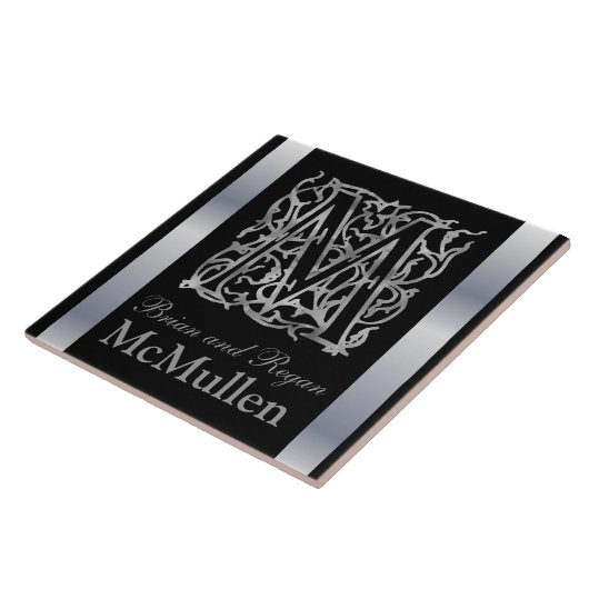 Carreau M Monogramme et nom "Besque sur le noir" Carrelage (Côté)