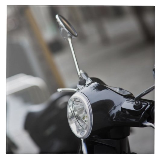 Carreau Madrid, scooter noir Vespa (Devant)