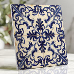 Carreau Majolica bleu et blanc rustique<br><div class="desc">Ce carrelage rustique présente un design Majolica bleu et blanc traditionnel avec des détails floraux et des défilement complexes. Sa finition en mauvais état apporte une touche vintage authentique, parfaite pour les styles méditerranéen, agricole ou classique. Le motif symétrique crée un look cohésif et intemporel, ce qui en fait un...</div>
