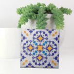 Carreau Marbre blanc bleu orange Motifs portugais<br><div class="desc">Décor de carreaux de carreaux colorés avec motifs azulejos portugais bleu et orange sur un arrière - plan en marbre blanc.</div>