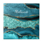 Carreau Marbre turquoise bleu or Turquoise Nom personnalis<br><div class="desc">Carreaux en céramique avec Agate Turquoise Blue Gold Parties scintillant Marbre Aqua Turquoise Geode Cadeau personnalisé - Ajouter votre nom / texte - Faites votre cadeau spécial! Redimensionnez et déplacez ou retirez / ajoutez du texte / des éléments avec l'outil Personnalisation ! Conception par MIGNED ! S'il vous plaît voir...</div>