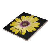 Carreau Marguerite africaine jaune sur fond floral noir (Côté)