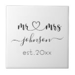 Carreau Mariage Fiançailles Coeur M. Mme Nom personnalisé<br><div class="desc">M. et Mme nom de famille personnalisé avec tuile en céramique à coeur girly mignonne avec nom customisé et date établie qui fait un cadeau personnalisé et spécial pour un cadeau mariage,  anniversaire,  Noël ou fiançailles.</div>