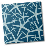 Carreau Marine côtière Nautique Blue Beach Motif<br><div class="desc">Une jolie et branchée plage bleu marine et turquoise motif de plage avec étoiles de mer. Modifiez la couleur arrière - plan si vous le souhaitez ! Que vous souhaitiez utiliser ce carrelage comme petit dessous de verre ou trivet pour boire un verre ou une assiette... ou que vous vouliez...</div>